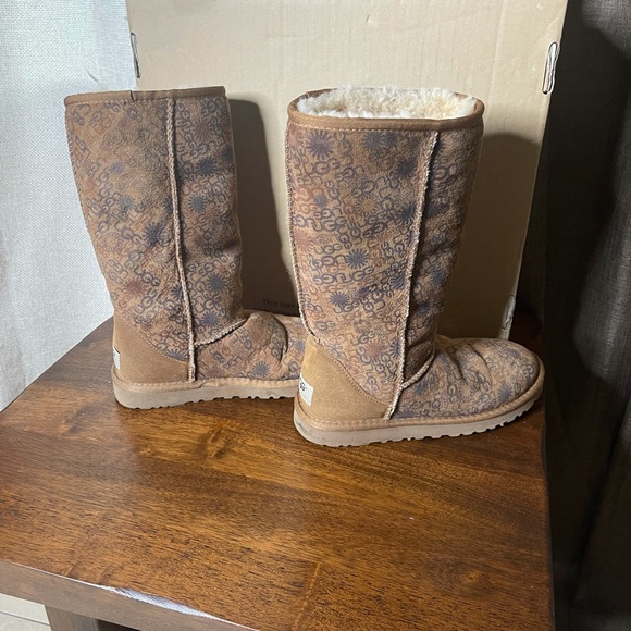 UGG boots in color Tan with UGG print Used - Picture 6 of 7